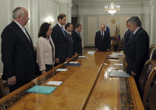 Tổng thống Putin và các quan chức chính phủ Nga dành phút mặc niệm các nạn nhân máy bay MH17 trước cuộc họp bàn về các vấn đề kinh tế.