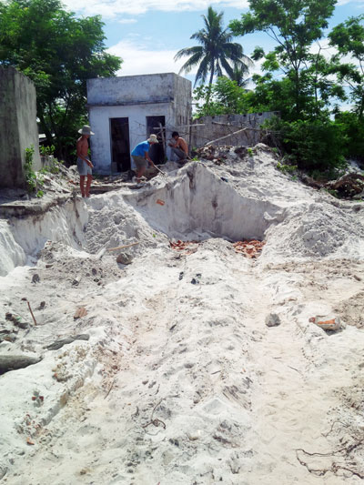  Khu vực dự án Khu đô thị Bắc Bàu Tràm, “sa tặc” đào bới  ăn sâu vào cả nhà dân. (Ảnh chụp ngày 4-8-2014)
