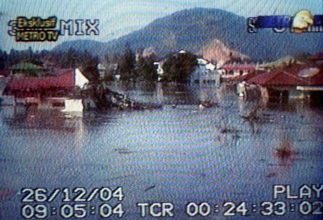 Hình ảnh từ một phóng sự về khung cảnh ở Banda Aceh sau trận sóng thần. 