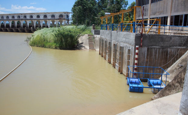 Thủy điện Sông Bung 4 tích nước khiến mực nước tại thượng lưu đập dâng An Trạch và Trạm bơm phòng mặn An Trạch hạ thấp. 