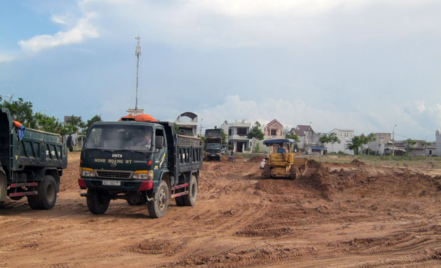 Thi công san nền và hạ tầng tại Khu tái định cư Đông Trà tạo quỹ đất tái định cư cho hộ giải tỏa ở dự án Khu đô thị công nghệ FPT, quận Ngũ Hành Sơn.