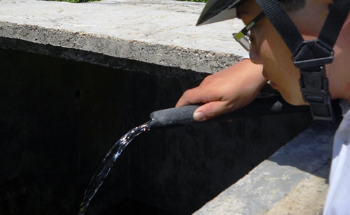 Nước chảy yếu trong nhiều ngày, người dân nhiều khu vực trên địa bàn thành phố phải trữ nước vào bể để sử dụng.Ảnh: KHÁNH HÀ