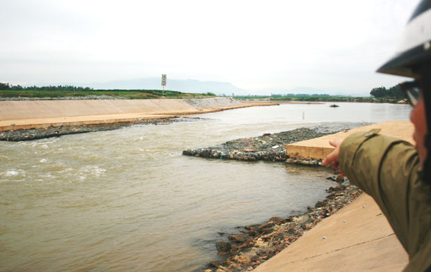 Dù suy kiệt nước, nhưng sông Vu Gia vẫn đổ về sông Thu Bồn, gây thêm khó khăn đối với việc cấp nước sinh hoạt cho người dân thành phố Đà Nẵng.  								             Ảnh: KHÁNH HÀ