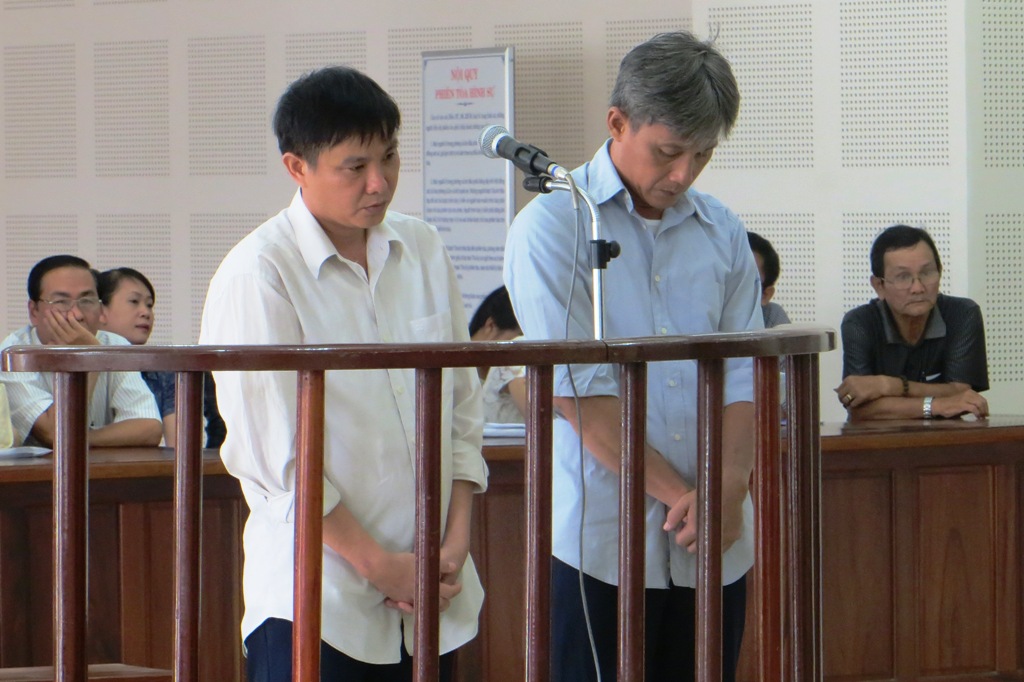 Nguyễn Thanh Châu (áo xanh, bên phải) và Nguyễn Thanh Quang đã lãnh 41 năm tù về hành vi lừa đảo chiếm đoạt tài sản