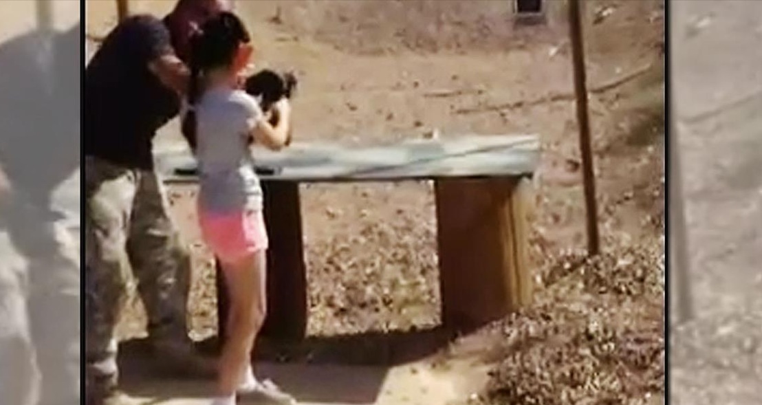 Cô bé và người huấn luyện viên xấu số trong lúc tập bắn súng (ảnh chụp lại từ video)