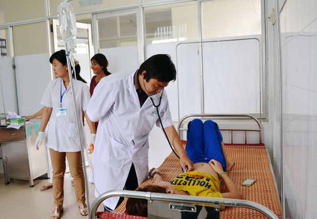 ThS, BS Phạm Văn Dũng điều trị cho bệnh nhân sốt mò tại Trung tâm Y tế quận Ngũ Hành Sơn.