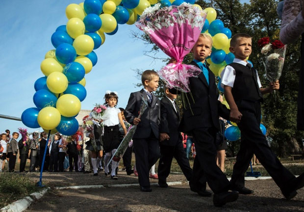 Các em học sinh quần áo chỉnh tề dự khai giảng năm học mới tại thành phố Slavyansk, thuộc miền đông Ukraine.