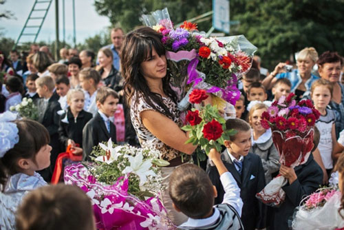 Các em học sinh tặng hoa cho cô giáo tại một trường học ở Slavyansk.