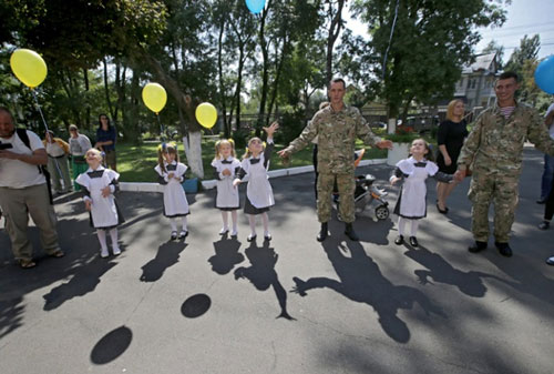 Các binh sĩ Ukraine cùng học sinh thả bong bóng bay trong ngày khai giảng ở thủ đô Kiev.