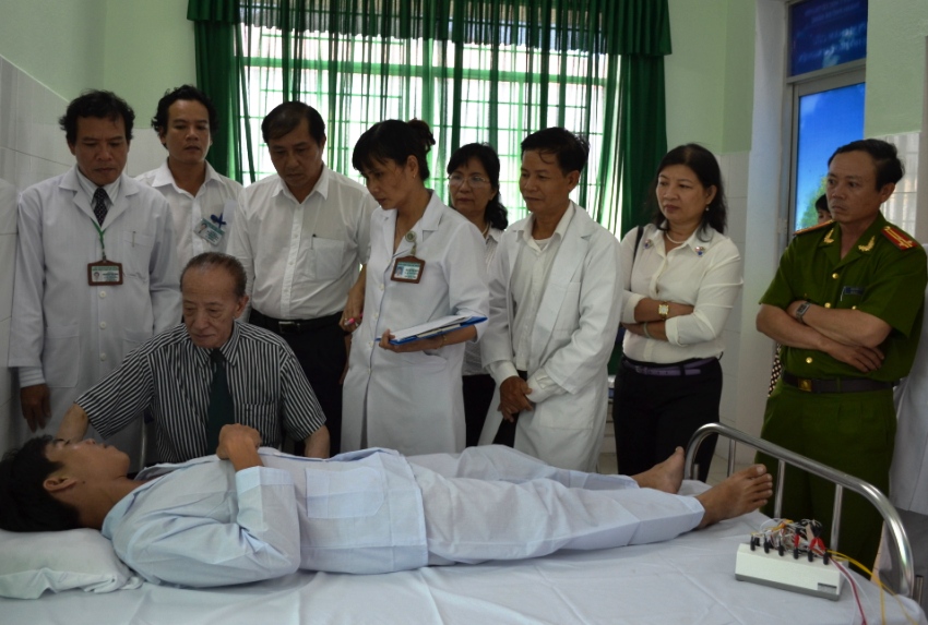 Thầy thuốc Nguyễn Tài Thu thăm khám cho một bệnh nhân nghiện ma túy tại Bệnh viện Y học cổ truyền Đà Nẵng