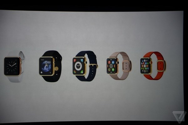  Màn hình của Apple Watch là màn hình cảm ứng. Apple Watch được trang bị phản hồi rung, chống nước, loa ngoài. Những lỗ ở mặt lưng dùng để phục cho cảm biến nhịp tim và sạc không dây. Người dùng có thể tùy chỉnh các giao diện trên chiếc đồng hồ