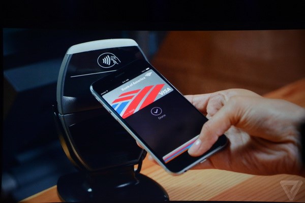 Ông Eddy Cue, Giám đốc bộ phận iCloud và iTunes cho biết, dịch vụ trên có tên gọi là Apple Pay. Apple Pay sử dụng kết nối NFC để thực hiện giao dịch