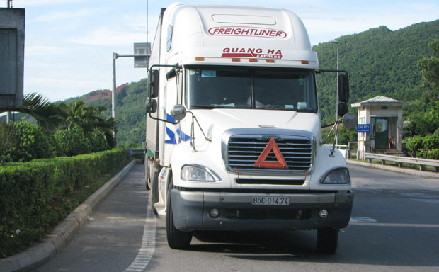 Chiếc xe Container bỏ chạy khi bị CSGT yêu cầu dừng xe.