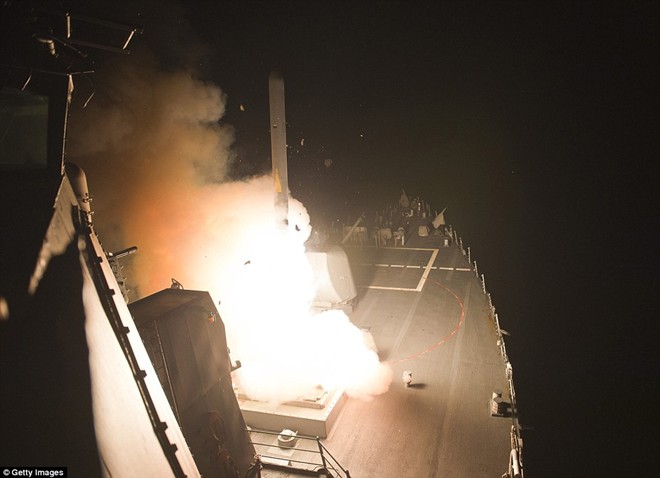 Tên lửa hành trình Tomahawk được bắn từ chiến hạm USS Arleigh Burke. Tàu khu trục trang bị tên lửa dẫn đường của Hải quân Mỹ đang hoạt động tại Biển Đỏ. Tên lửa hành trình của nó mở màn chiến dịch không kích của Mỹ trước khi phản lực chiến đấu dội bom các mục tiêu. Ảnh: Getty
