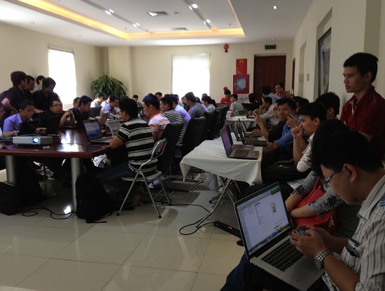 Các chuyên gia an ninh mạng Việt Nam ngồi ại trụ sở VNCERT để tham gia diễn tập ACID 2014. Ảnh: X.B