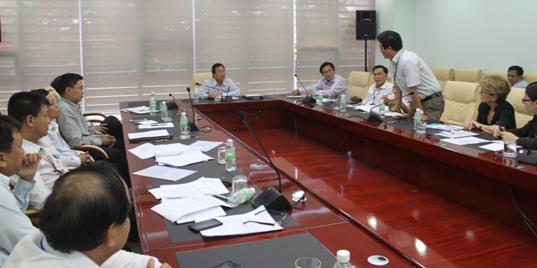 Phó Chủ tịch Phùng Tấn Viết trao đổi với đại diện các sở ngành về dự án 