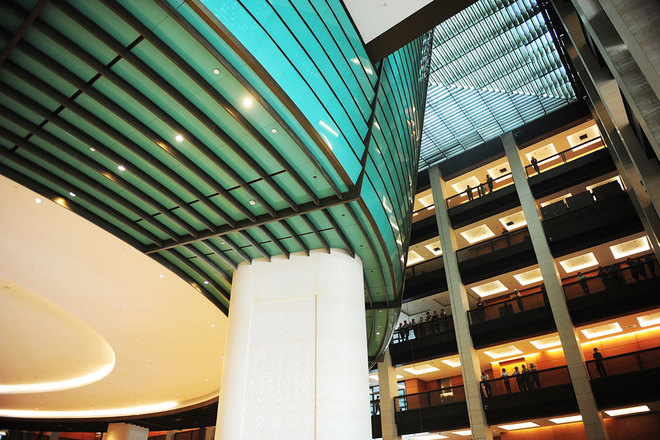 Mái vòm màu xanh nhìn từ tầng một là phòng họp chính của toà nhà.