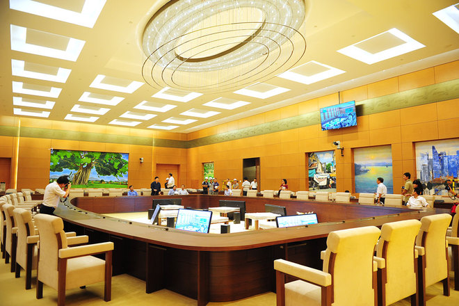 Phòng họp của Ủy ban Thường vụ Quốc hội với hệ thống 6 màn hình xung quanh giúp các đại biểu dễ dàng quan sát diễn biến phiên họp.