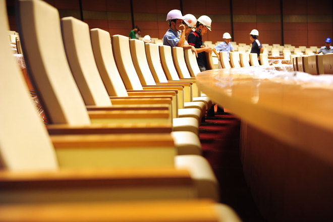 Khung xương bàn phòng họp Quốc hội được gia công trong nước, ghế được sản xuất tại Tây Ban Nha.
