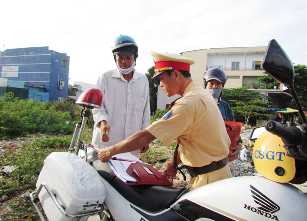 Cảnh sát giao thông quận Sơn Trà lập biên bản xử phạt lỗi đi sai làn đường trên đường Ngô Quyền.
