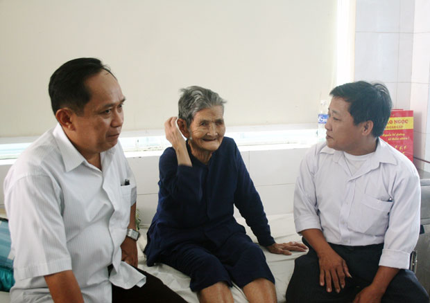 Lãnh đạo quận Sơn Trà và xã Tam Dân đến Trung tâm Y tế quận thăm và động viên mẹ Phạm Thị Lành.