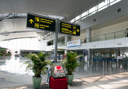 Sân bay quốc tế Đà Nẵng là cảng hàng không lớn nhất của khu vực miền Trung - Tây Nguyên Việt Nam. Hiện có 4 hãng hàng không nội địa và 11 hãng hàng không quốc tế đang có đường bay tại đây.