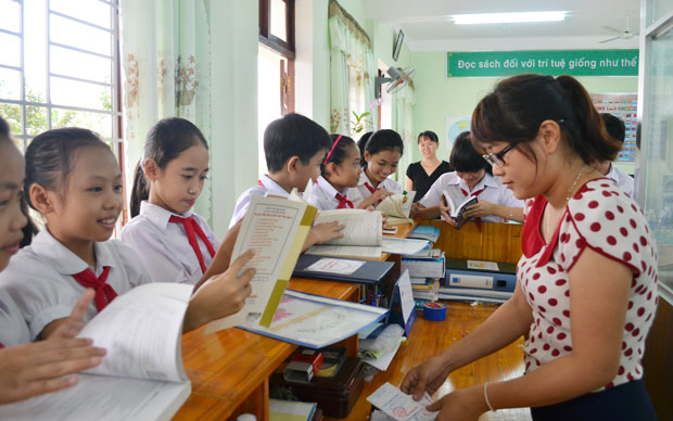 Học sinh Trường THCS Đặng Thai Mai mượn sách tại thư viện.