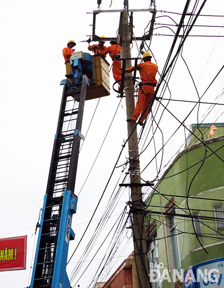 Thi công cải tạo lưới điện ở Hòa Vang do Điện lực Đà Nẵng triển khai.