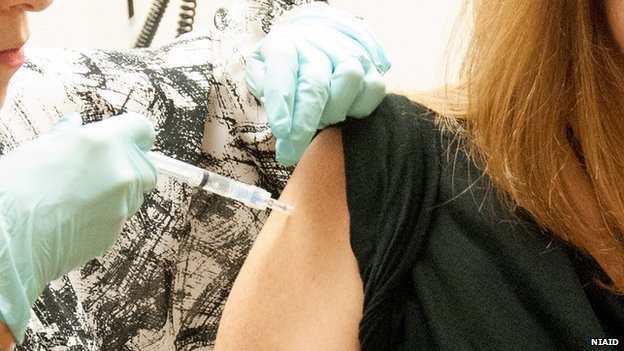 Trong ảnh là người phụ nữ 39 tuổi – tình nguyện viên đầu tiên được tiêm vắc-xin Ebola thử nghiệm trên người - Ảnh: BBC