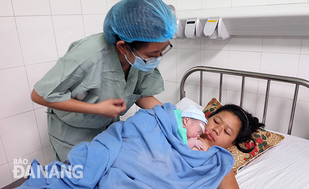 Bé mới chào đời đã được mẹ ấp vào lòng và bình yên tìm vú mẹ. Trong ảnh: Chị Phong và con trai.