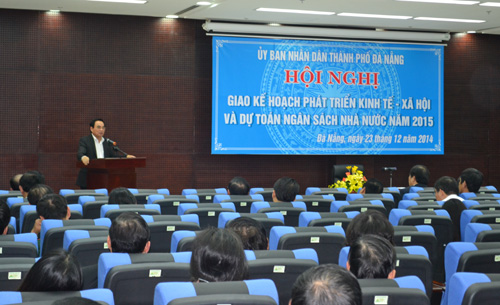 Chủ tịch UBND TP Văn Hữu Chiến chủ trì hội nghị.