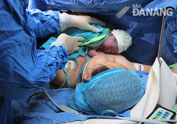 Bé trai đầu tiên được GS,BS Nguyễn Thị Ngọc Phượng cùng TS,BS Trần Đình Vinh đón rồi lập tức được áp da kề da trên  ngực mẹ. 