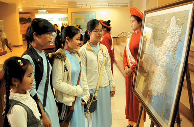 Học sinh Đà Nẵng xem triển lãm Giới thiệu tư liệu liên quan đến chủ quyền của Việt Nam đối với quần đảo Hoàng Sa tại Bảo tàng Đà Nẵng.Ảnh: VÕ VĂN HOÀNG