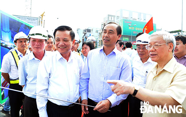 Tổng Bí thư Nguyễn Phú Trọng cùng lãnh đạo thành phố Đà Nẵng thăm dự án công trình nút giao thông ngã ba Huế.Ảnh: VĂN NỞ