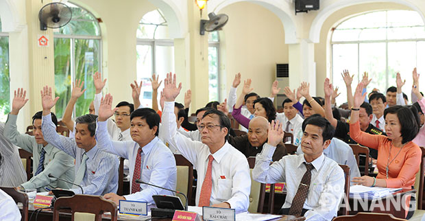 Các đại biểu biểu quyết thông qua Nghị quyết phản đối Trung Quốc xâm phạm chủ quyền quốc gia Việt Nam tại kỳ họp thứ 10, hđnd thành phố khóa VIII. Ảnh: VĂN NỞ