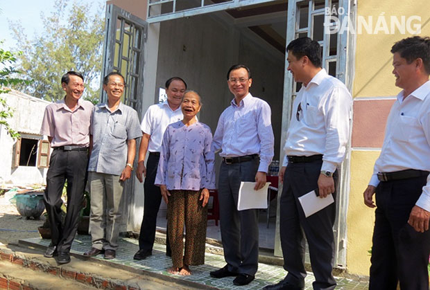 Phó Bí thư Thành ủy Nguyễn Xuân Anh kiểm tra tiến độ sửa chữa nhà trên địa bàn quận Ngũ Hành Sơn. Ảnh: BÌNH AN