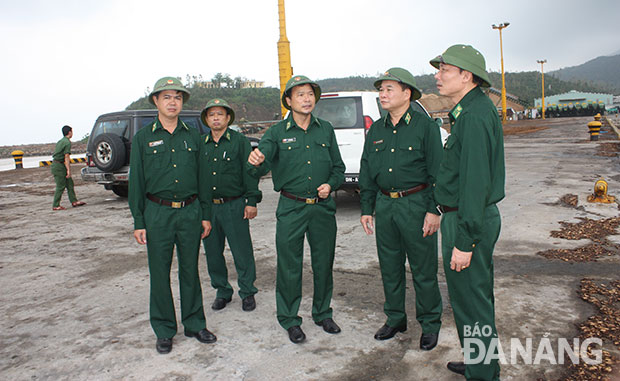Đại tá Lê Văn Phúc (giữa) báo cáo kế hoạch bảo đảm ANTT tại cảng biển Đà Nẵng với đoàn công tác của Bộ Tư lệnh  Bộ đội Biên phòng.