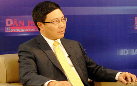 Phó Thủ tướng - Bộ trưởng Ngoại giao Phạm Bình Minh là người đăng đàn trả lời dân đầu tiên trong năm 2015.