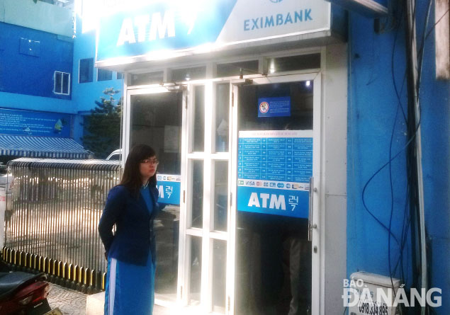 Thanh toán qua thẻ ATM và POS tạo nhiều thuận lợi cho khách hàng.