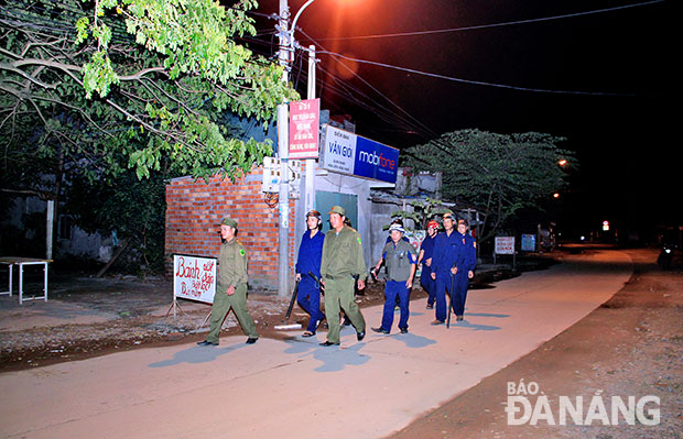 Lực lượng Công an, dân phòng xã Hòa Liên tổ chức tuần tra đêm bảo đảm an ninh trật tự trên địa bàn.