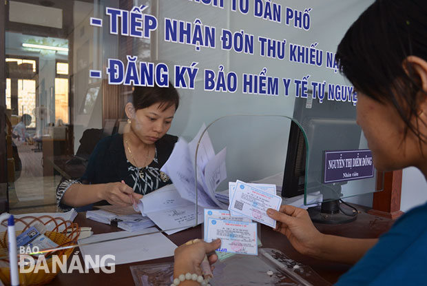 Người dân làm thủ tục mua BHYT hộ gia đình tại phường Thọ Quang, quận Sơn Trà.