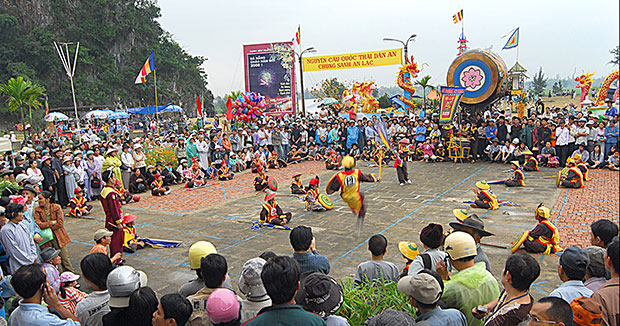 Hội cờ người tại Lễ hội Quán Thế Âm- Ngũ Hành Sơn, Đà Nẵng.