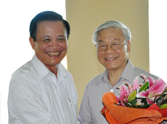 Tổng Bí thư Nguyễn Phú Trọng (phải) và Bí thư Thành ủy, Chủ tịch HĐND thành phố Trần Thọ trong buổi làm việc tại Đà Nẵng. Ảnh: Q.S