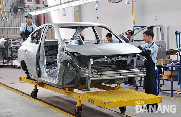 Sản xuất ở Nhà máy lắp ráp xe Nissan tại Đà Nẵng. Ảnh: THÀNH LÂN