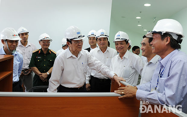 Chủ tịch nước Trương Tấn Sang thăm Trung tâm Hành chính thành phố Đà Nẵng. Ảnh: VĂN NỞ