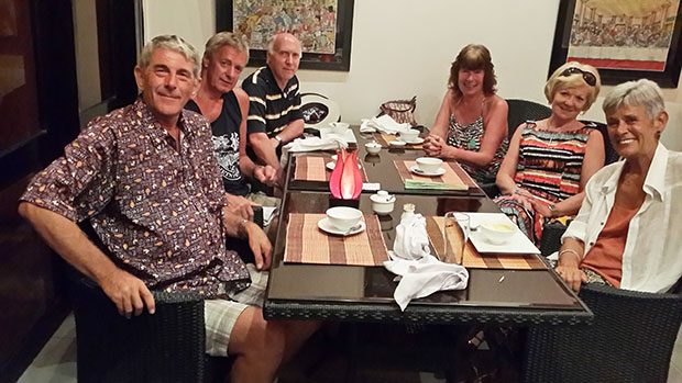 Ông Ian Lister (bìa trái) và tác giả Carole Kendal (bìa phải) cùng những người bạn.