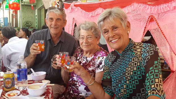Bà Barbara (giữa), mẹ của Ian Lister, cùng vợ chồng ông tham dự một tiệc cưới tại Đà Nẵng.