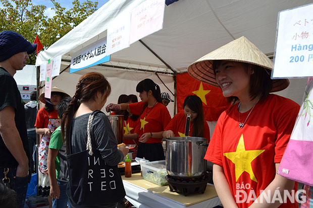 Khách Nhật xếp hàng đợi thưởng thức phở Việt trong chương trình giao lưu văn hóa, ẩm thực.  Ảnh: THU HOA