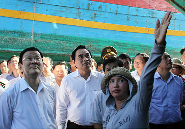 Bà Huỳnh Thị Như Hoa, chủ tàu cá ĐNa 90152 tố cáo hành động phi nhân tính của tàu Trung Quốc với Chủ tịch nước Trương Tấn Sang.  (Ảnh: Bộ Thông tin và Truyền thông cung cấp)