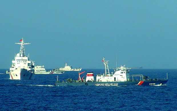 Tàu Trung Quốc bao vây, uy hiếp tàu Cảnh sát biển Việt Nam đang đấu tranh yêu cầu Trung Quốc rút giàn khoan Hải Dương-981 ra khỏi vùng đặc quyền kinh tế của Việt Nam. (Ảnh: Cảnh sát biển Việt Nam cung cấp).